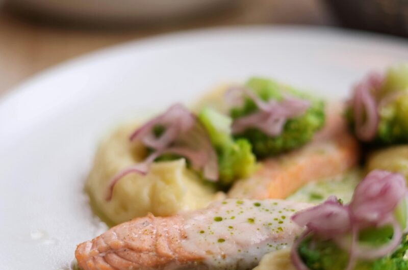 One-Pan Lemon Garlic Salmon with Steamed Veggies (30-Minute Heart-Healthy Dinner)