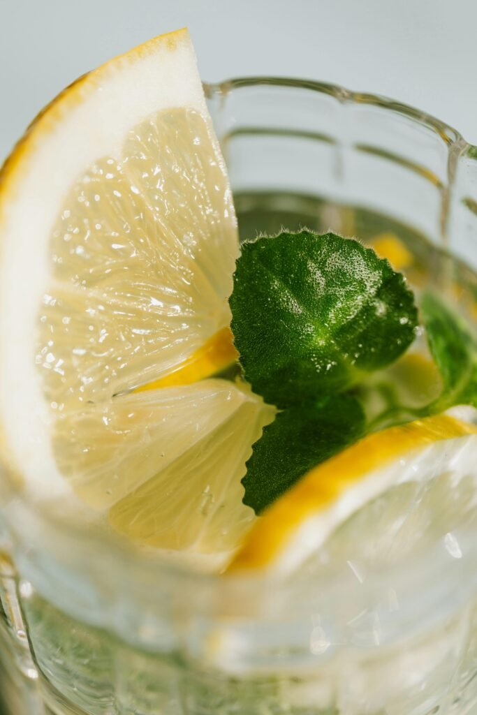 “How Do You Make Fresh Mint Lemonade at Home in 5 Minutes?” 1 Close-up of refreshing lemonade garnished with mint leaves in a crystal glass.