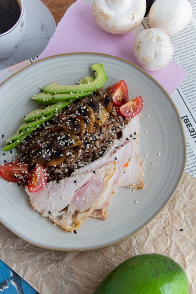 30‑Minute Low‑Carb Dinners for Busy Families (Fast, Healthy & Delicious!) 1 Top view of a nutritious meal with chicken, avocado, mushrooms, and tomatoes on a plate.
