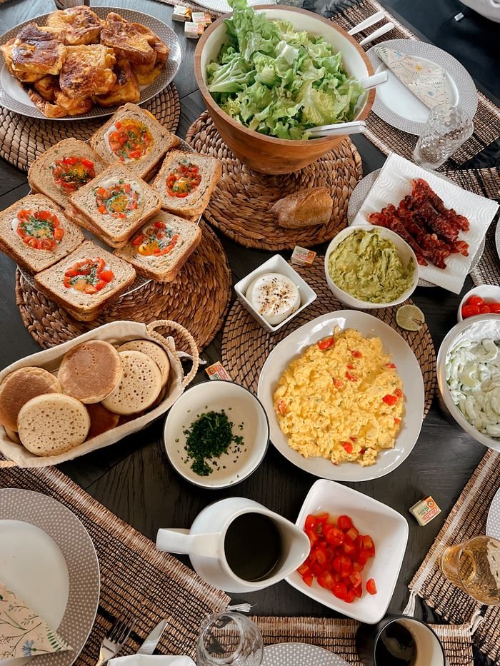 10 Meals You Can Actually Make in 15 Minutes 1 A vibrant breakfast spread featuring eggs, toast, salad, and assorted sides.